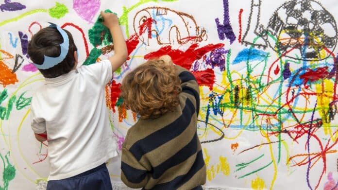 Niños pintando de colores