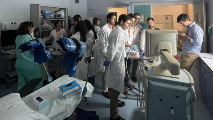 Personal sanitario en una sala contemplan ecógrafo