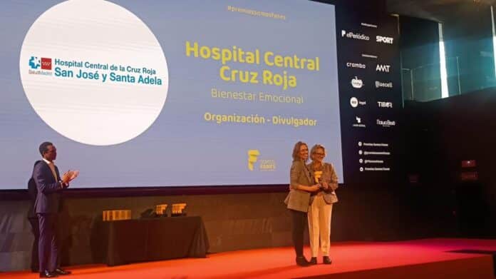 El Hospital público Central de la Cruz Roja en la recogida de los premios Somos Fanes