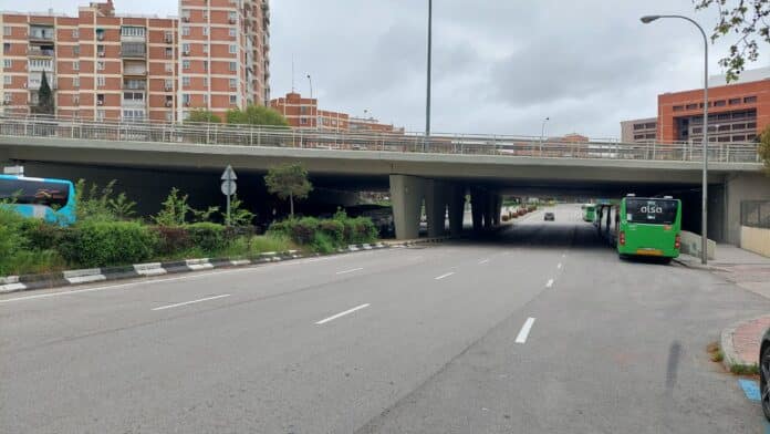 Obras de rehabilitación de la cara superior del puente de la avenida de Camilo José Cela