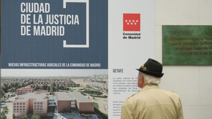 Hombre observando la maqueta de la Ciudad de la Justicia 