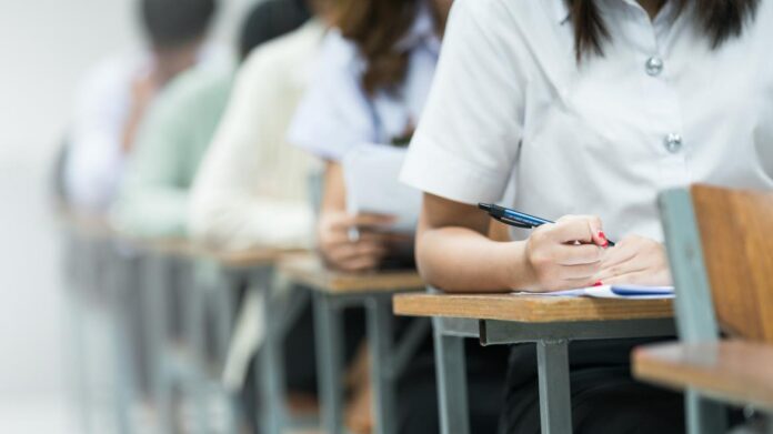 alumnos realizando un examen en la universidad
