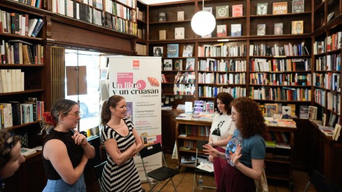 Ana Dávila durante su participación en el ciclo un libro y un cruasán organizado por Carné Joven