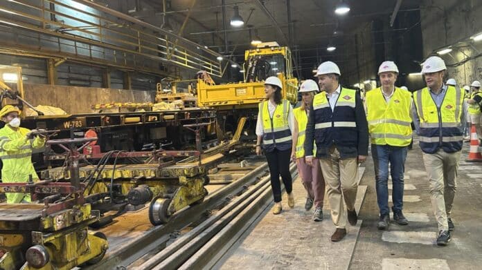 El consejero Jorge Rodrigo durante su visita a la estación de Metro de Arganzuela Planetario 