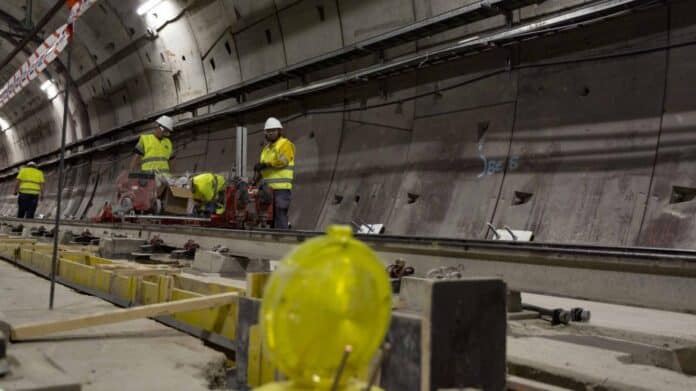 Imagen de cabecera #0 de la página de "La Comunidad de Madrid invierte 57 millones de euros en el mantenimiento de las vías de Metro para garantizar la seguridad en la circulación de los trenes"