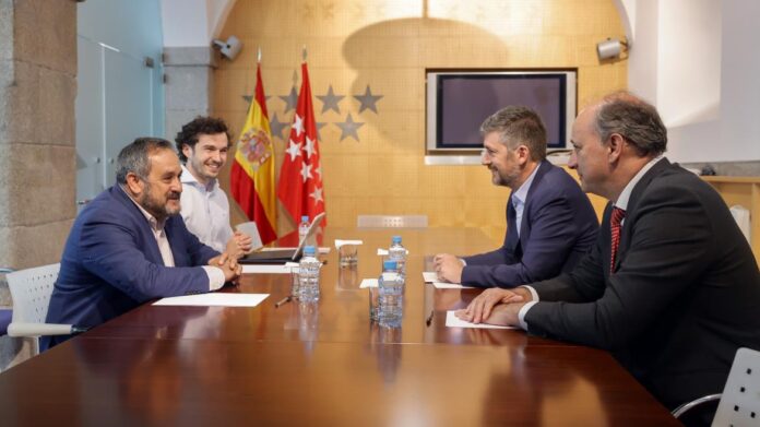 Los consejeros Miguel Ángel García Martín y Miguel López-Valverde durante su reunión con el alcalde de Cenicientos