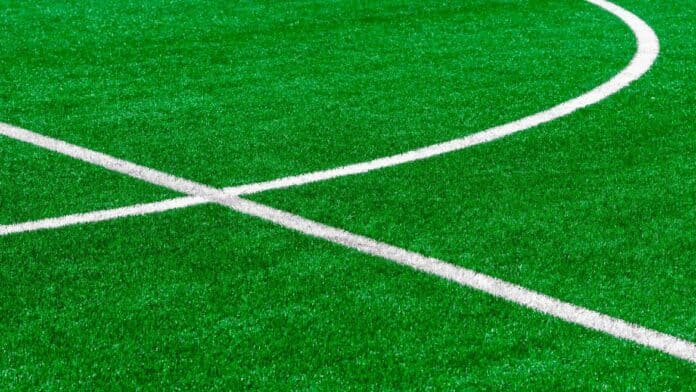 césped de un campo de fútbol