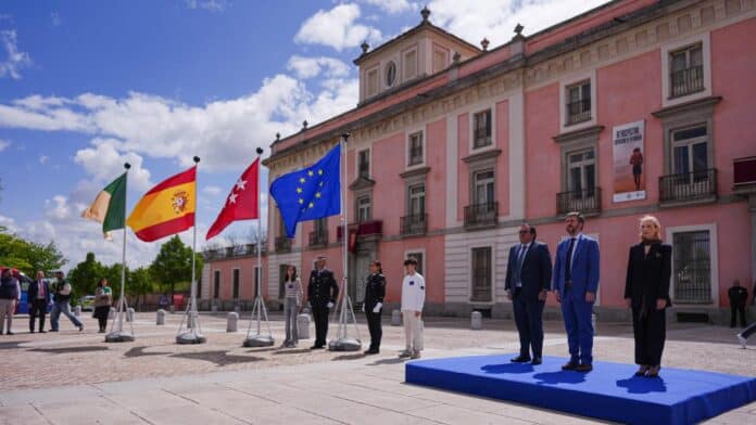 Los consejeros Miguel Ángel García Martín y Emilio Viciana en el izado de la bandera de la UE