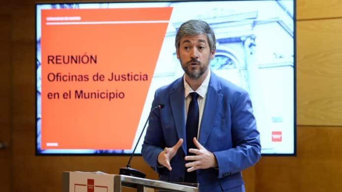 El consejero Miguel Ángel García Martín durante la reunión con los jueces de paz de la región