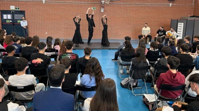 El consejero Emilio Viciana durante su visita al Instituto Gregorio Peces Barba de Colmenarejo