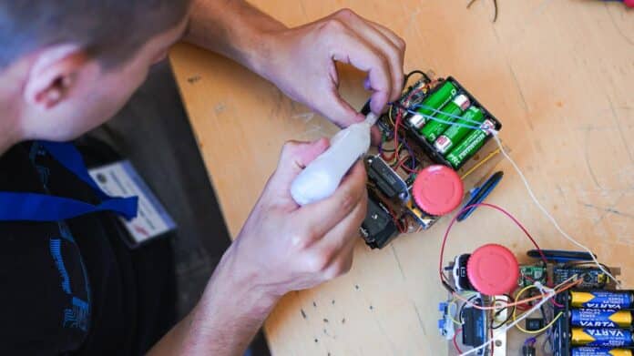 Joven trabajando en un proyecto de Eurobot Spain