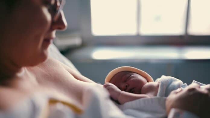 Madre con su bebé recién nacido