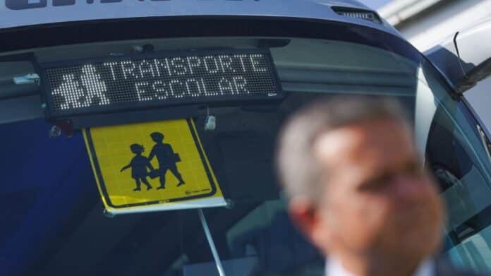El consejero delante de un autobús escolar