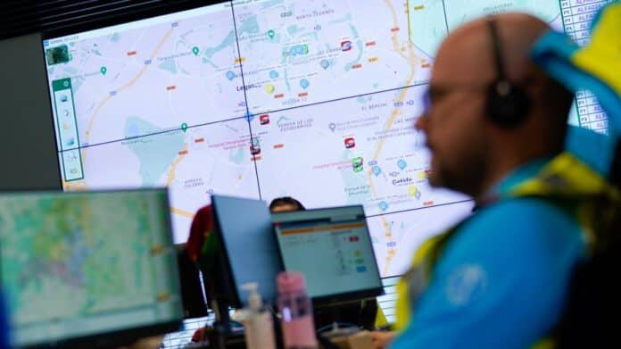 Un profesional del SUMMA 112 trabajando en el Centro Coordinador de Urgencias y Emergencias