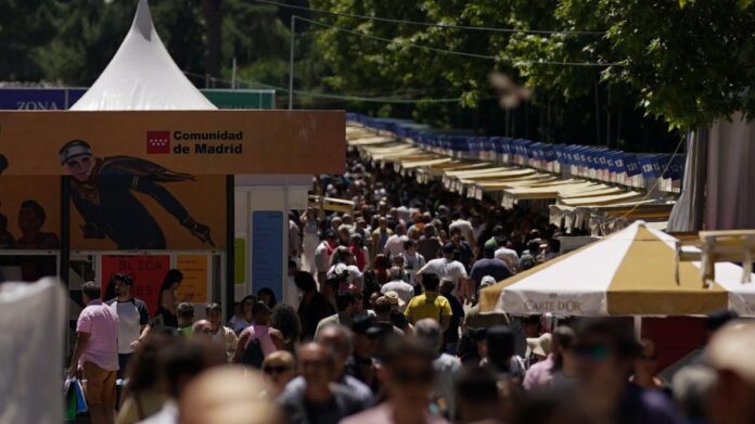 Visitantes en la Feria del Libro de Madrid 