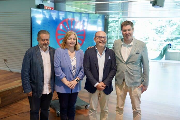 La vicealcaldesa de Madrid, Inma Sanz, acompañada del delegado de Políticas Sociales, Familia e Igualdad, José Fernández, durante el acto institucional con motivo del Día de los Gitanos Madrileños