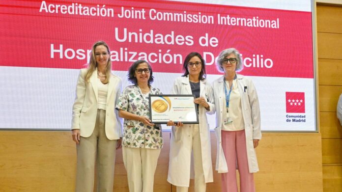 La viceconsejera Laura Gutiérrez durante la entrega de la acreditación Joint Comission International al Hospital Gregorio Marañón 