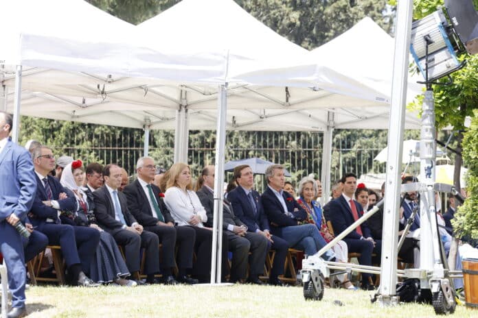 Almeida acompañado de miembros del equipo de Gobierno y de los portavoces de los grupos municipales, en la tradicional misa en honor a San Isidro 