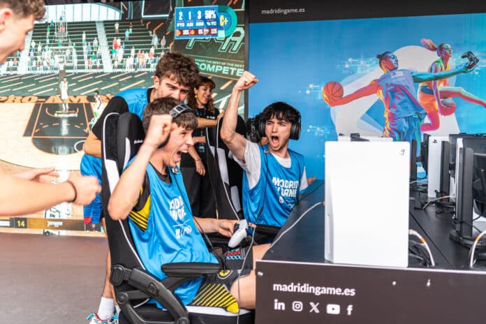 Jóvenes celebrando una victoria en Madrid in Game