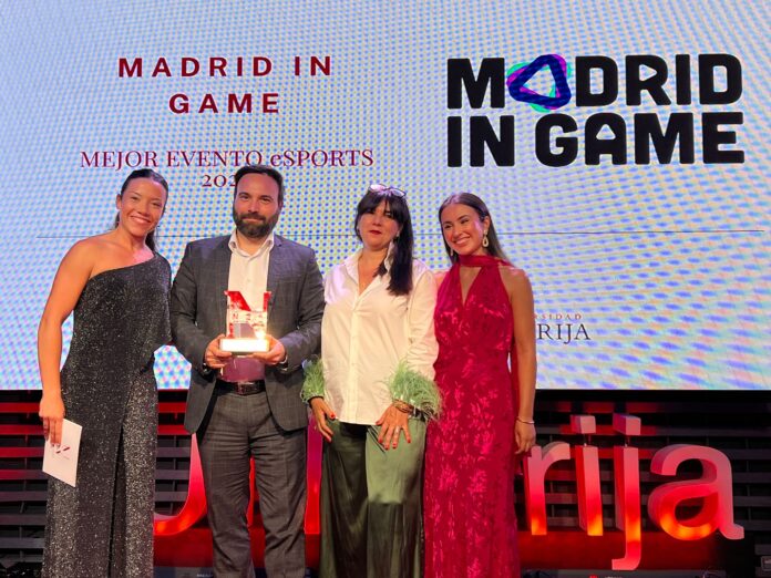 El concejal delegado de Innovación y Emprendimiento, Ángel Niño, recoge el premio al mejor proyecto de eSports en la gala Nebrija Event Awards