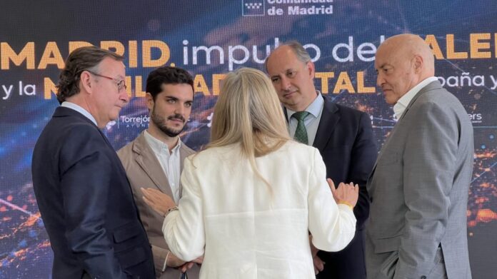 Los consejeros Rocío Albert y Miguel López-Valverde con el estudio El estado y evolución del Mercado de Talento Tecnológico en la Comunidad