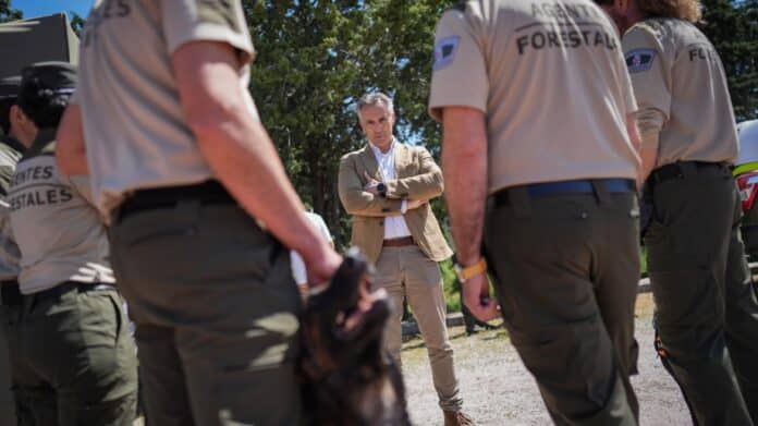 El consejero Carlos Novillo con las unidades caninas de Agentes Forestales