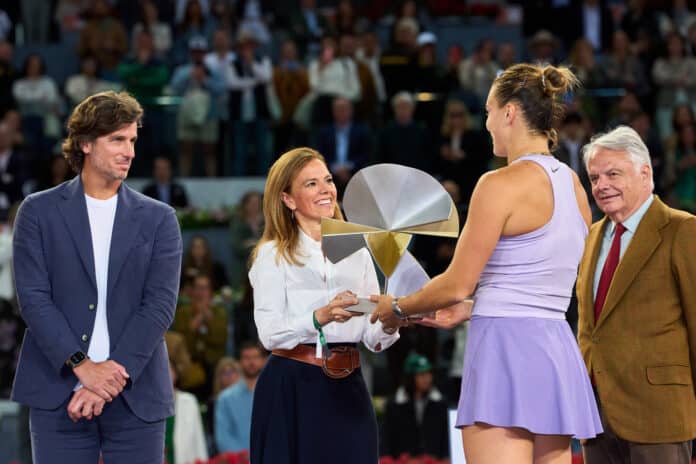 Maillo entrega el trofeo a Aryna Sabalenka 