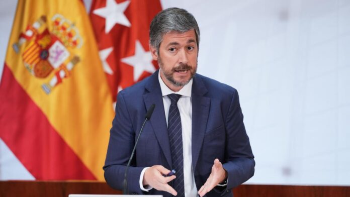 El portavoz Miguel Ángel García Martín atiende a los medios de comunicación desde la Asamblea