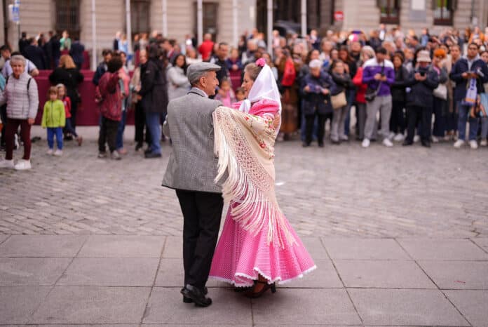 Pareja de chulapos bailando chotis