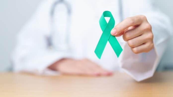 Médico llevando la Cinta Teal para el mes de Concienciación sobre el Cáncer Cérvico