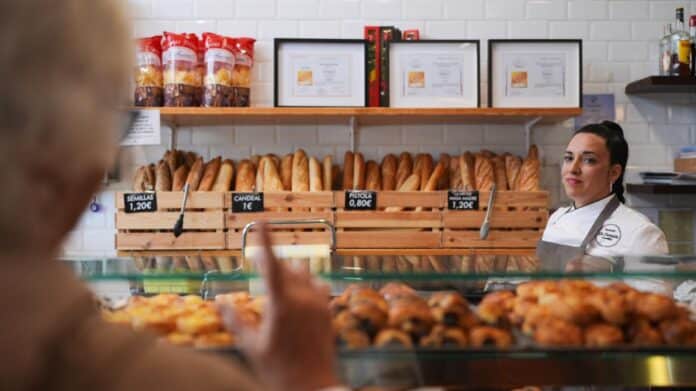 Mujer trabajando en una panadería