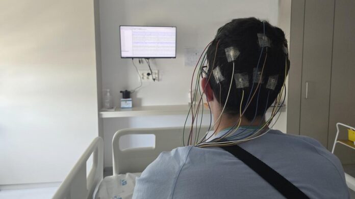 Paciente ingresado con electrodos en la cabeza