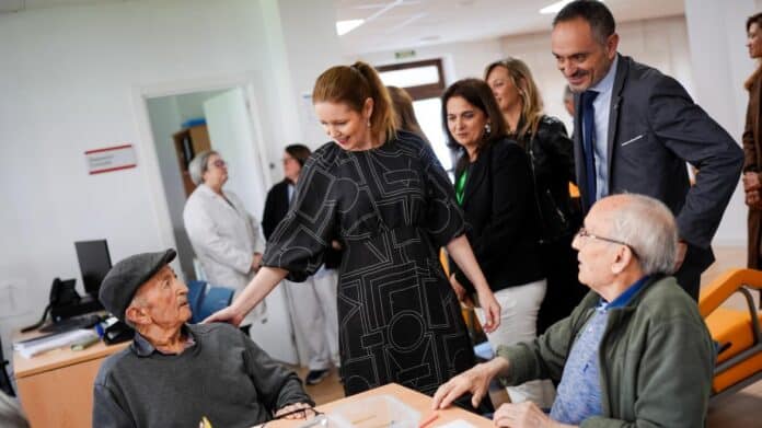 La consejera Ana Dávila durante su visita en Móstoles al nuevo Centro de Día para mayores