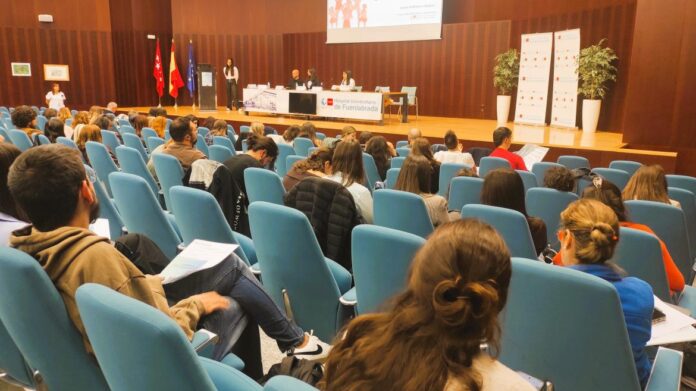 Personas sentadas en un salón de actos