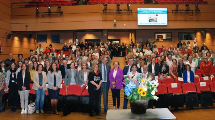 Foto de grupo de los profesionales jubilados en 2023 con el centro floral