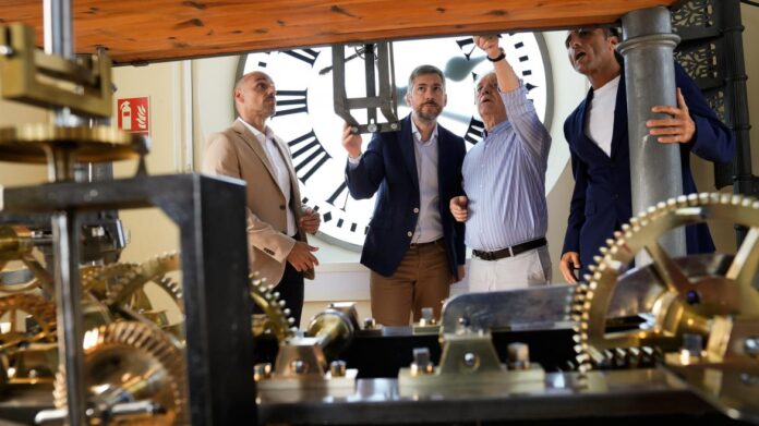 El consejero Miguel Ángel García Martín en la Real Casa de Correos con el Gobierno canario