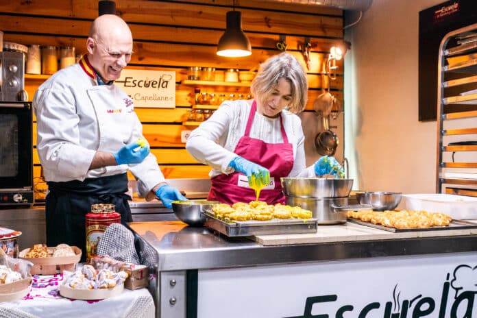 La delegada de Cultura, Turismo y Deporte, Marta Rivera de la Cruz, elabora las tradicionales rosquillas de santo,  en la Escuela de Repostería y Cocina Viena Capellanes.