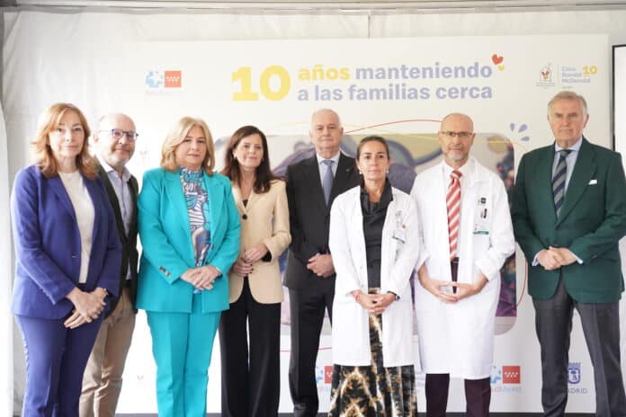 La vicealcaldesa, Inma Sanz, acompañada del delegado de Políticas Sociales, Familia e Igualdad, José Fernández, durante el acto de conmemoración del 10º aniversario de la Casa Ronald McDonald