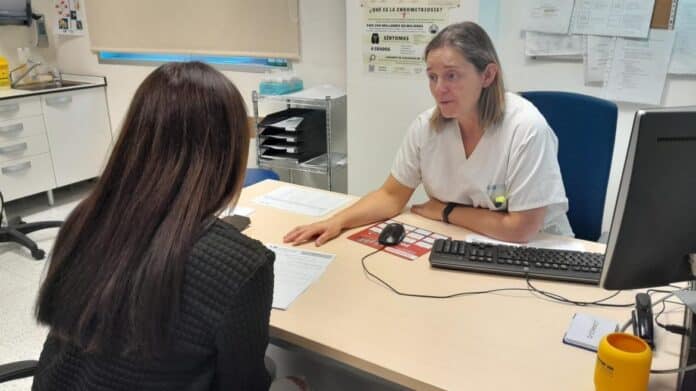 Médico con paciente en consulta