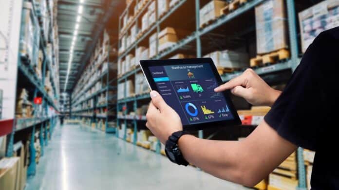 almacén con persona manejando una tablet