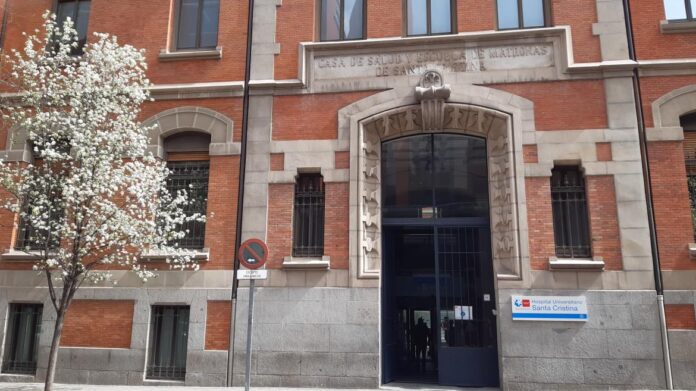 Acceso al Edificio B del Hospital Santa Cristina