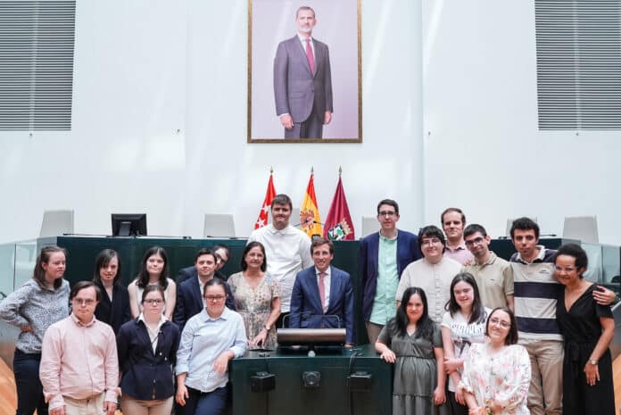El alcalde, José Luis Martínez-Almeida, con los equipos de Madrid que participarán en la Liga Española de Debate Universitario 