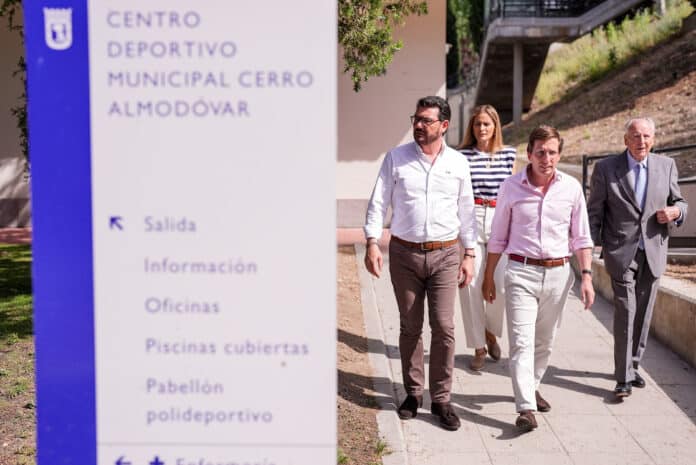 El alcalde de Madrid, José Luis Martínez-Almeida; la concejala delegada de Deporte, Sonia Cea; el concejal de Villa de Vallecas, Carlos González Pereira; y el exalcalde de Madrid, José María Álvarez del Manzano, durante la in