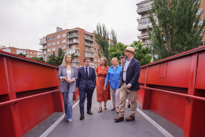 Visita a la nueva pasarela peatonal sobre la A-2 