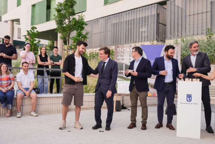 Entrega de las llaves de una nueva promoción de viviendas públicas de alquiler asequible 
