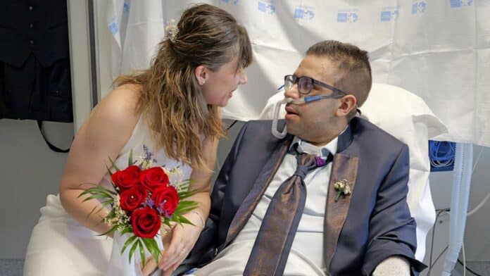 Un paciente y su esposa se miran el día de su boda