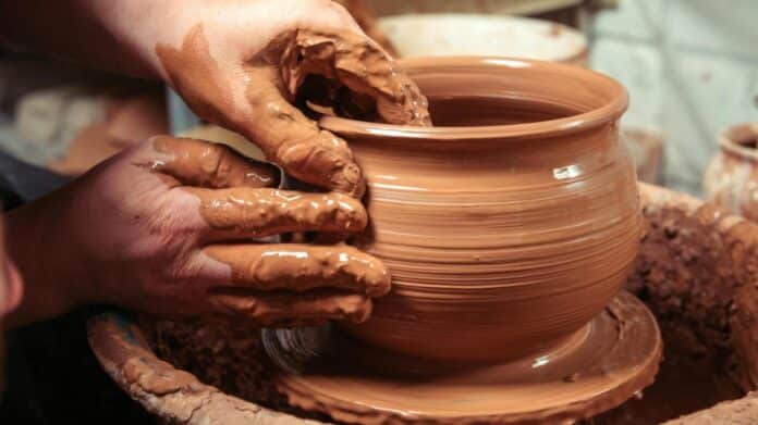 Manos realizando artesanía 