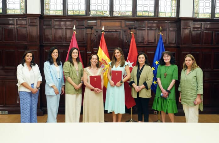 Firma del acuerdo entre el Ayuntamiento de Madrid y Conviventia para difundir la mediación