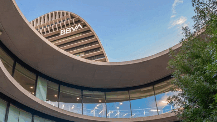 3. BBVA destinó casi 600 millones de euros a iniciativas sociales entre 2021 y 2024, cumpliendo un año antes su objetivo