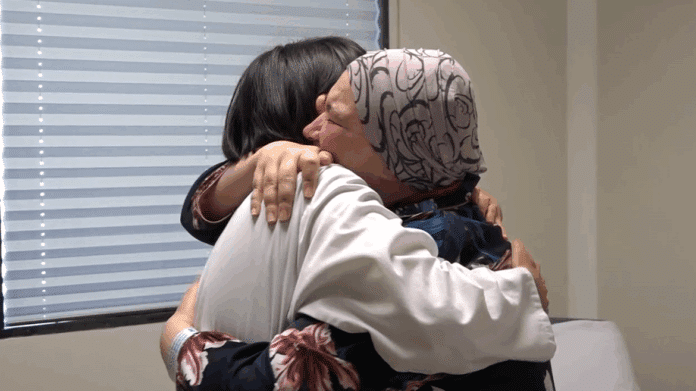 Una doctora y una paciente se abrazan emocionadas